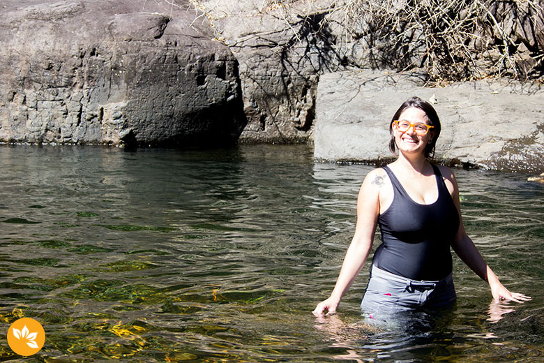 Amanda curtindo o rio da Trilha do Rio do Boi
