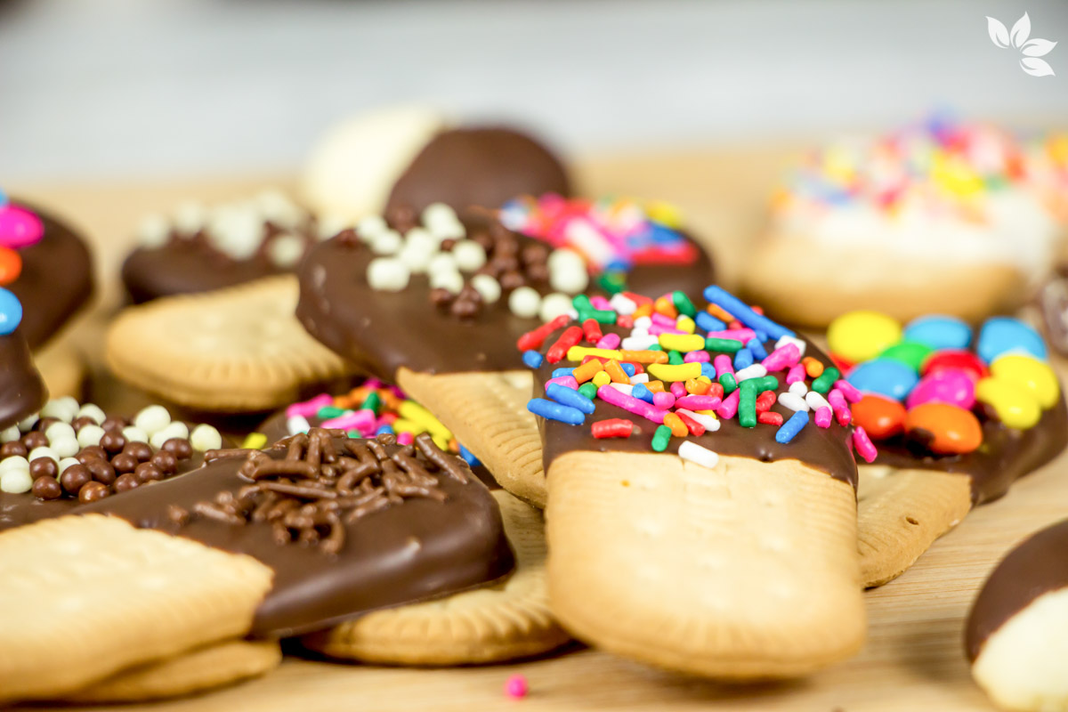 Biscoitos cobertos com chocolate e confeitos - Marola com Carambola